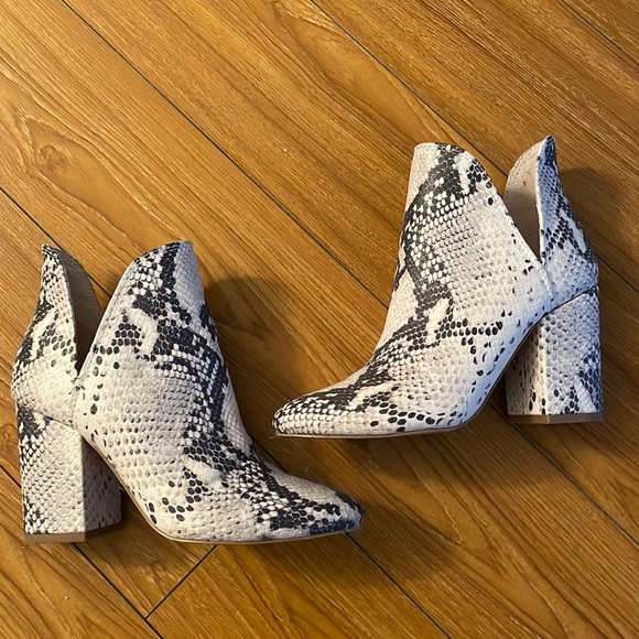 Steve Madden Snakeprint booties - Picture 1 of 2